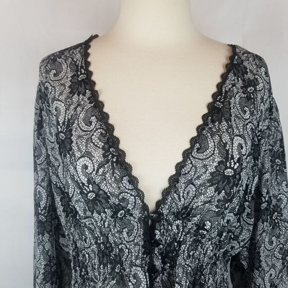 NOTATIONS. SIZE XL. BLACK WHITE FLORAL Tunic Top. Buttons at Waist - Picture 2 of 16
